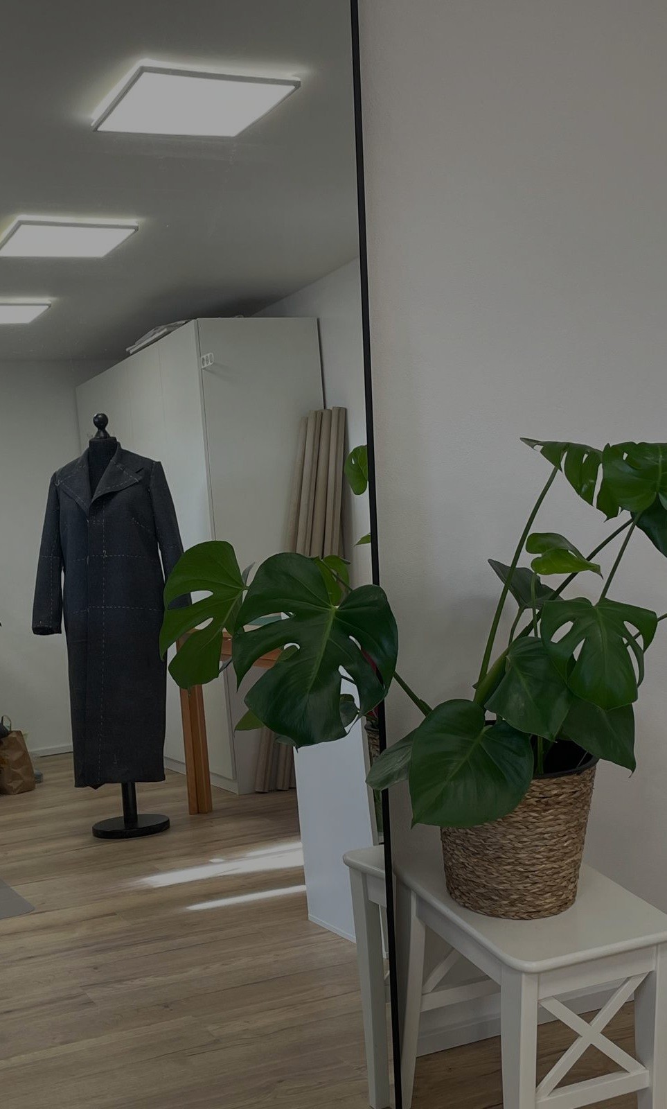 Schneideratelier Arbeitsplatz mit Stoffen und Massband