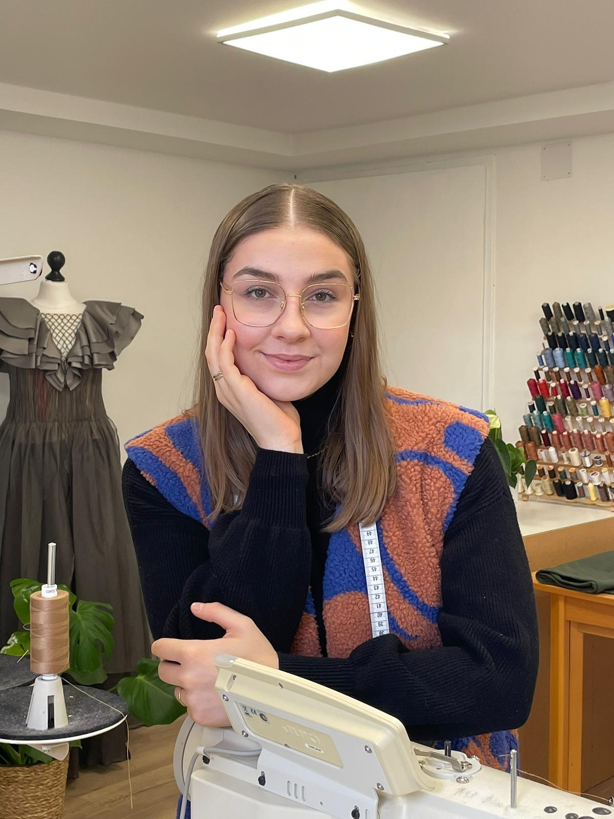 Monique bei der Arbeit im Atelier